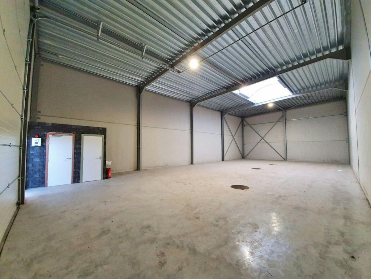 Entrepôt (200 m²) à louer dans la zone industrielle d'Adegem. - photo 4