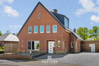 Voor meer info en foto’s, surf naar www.swevers.be – Tongersesteenweg 98 in Tongeren-Borgloon is een instapklare woning met veel ruimte, een praktische indeling en interessante mogelijkheden voor de toekomst. De woning werd gebouwd in 1958 en biedt een ruime bewoonbare oppervlakte van 265 m² op een perceel van 18a 65ca. Op het gelijkvloers vind je een aangename leefruimte met woonkamer van 34,11 m², aansluitend op de eetkamer en de keuken van 17,80 m². De indeling zorgt voor een vlotte verbinding tussen wonen, koken en eten. Daarnaast zijn er een berging en wasruimte aanwezig. Een grote troef is de slaapkamer van 17,36 m² op het gelijkvloers. Hierdoor is de woning geschikt voor wie gelijkvloers wil slapen of werken, maar ook voor wie denkt aan kangoeroewonen of een zorggerichte woonoplossing. Op de eerste verdieping bevinden zich nog drie slaapkamers van 17,21 m², 12,50 m² en 12,10 m², samen met de badkamer. De zolder en kelder van 30,11 m² zorgen voor bijkomende opslagruimte of mogelijke extra invulling. Buiten geniet je van een ruim perceel met plaats om te ontspannen, te tuinieren of kinderen te laten spelen. De 35 zonnepanelen vormen een extra pluspunt voor wie energiezuinig wil wonen. Ook de ligging is praktisch: winkels, scholen, bushalte en ontspanning bevinden zich vlakbij, met vlotte verbindingen naar station en snelweg. Deze woning combineert vier slaapkamers, veel bergruimte, een groot perceel en toekomstpotentieel op een bereikbare locatie. Voor meer informatie, bel 012 699 900. Bron bewoonbare oppervlakte: EPC – verslag.