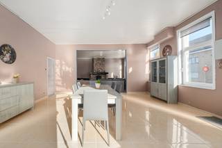 <p>Te koop: ruime gesloten woning in het centrum van Dendermonde, op wandelafstand van station, bushalte en voorzieningen.<br />Deze karaktervolle woning biedt veel ruimte en potentieel, met maar liefst vijf slaapkamers en grote leefruimtes. Dankzij de centrale ligging nabij openbaar vervoer en scholen is dit een ideale gezinswoning. Bovendien beschikt u over een ruime garage, waardoor parkeren geen probleem is.</p>

<p>Belangrijkste ruimtes:<br />• Grote living (68 m²) met open haard en veel lichtinval<br />• Ruime keuken (22 m²) uitgerust met gasfornuis, oven, koelkast en dampkap<br />• Vijf slaapkamers (8 m², 9 m², 13 m², 24 m², 37 m²)<br />• Badkamer (7 m²) met ligbad, toilet en wastafel<br />• Twee bergingen (8 m² en 11 m²) met aansluiting voor wasmachine en droogkast<br />• Garage (33 m²)<br />• Tuin (160 m²) ideaal voor ontspanning</p>

<p>Troeven:<br />• Centrale ligging nabij station, bushalte en voorzieningen<br />• Grote woning met veel slaapkamers en ruime indeling<br />• Garage aanwezig, geen parkeerstress</p>

<p>Neem vandaag nog contact op met uw ERA-makelaar voor een bezoek.<br />JOUW DROOMHUIS. ZO GEVONDEN!</p>