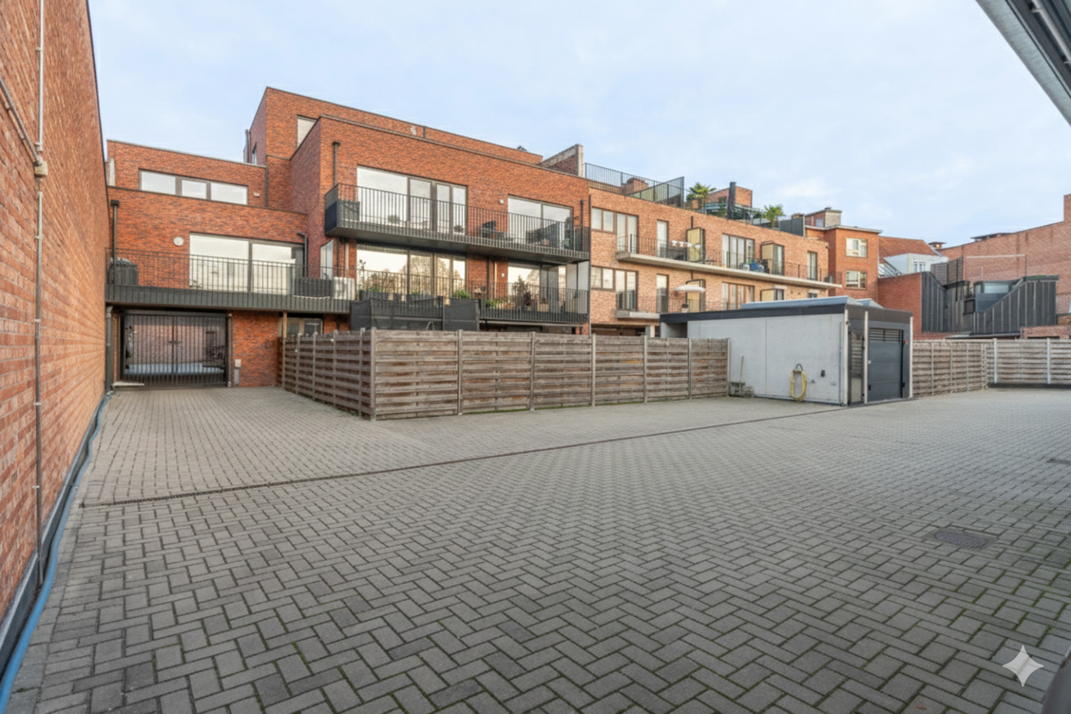 Zeer gunstig gelegen ondergrondse autostaanplaatsen te koop! - foto 4