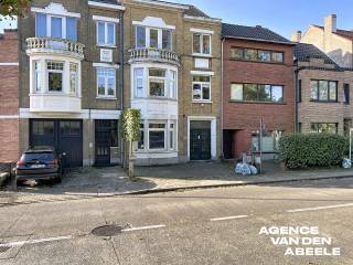 Deze charmante authentieke woning ligt op een gunstige locatie op korte afstand van Brugge, nabij de Smedenpoort ( Mobiscore 9,3/10 ). Met een perceeloppervlakte van 176,69 m² biedt deze ruime woning een comfortabele leefomgeving. De gezellige living is verdeeld in twee compartimenten waarvan het achterste gedeelte uitzicht biedt op het terras.<br />De keuken ( 14m2 )is sfeervol ingericht en geniet van een directe toegang tot het terras. Verder beschikt de woning over vier grote slaapkamers ( 18m2 - 21,5 m2 - 20,5 m2 - 12,70m2 ) voorzien van een robuuste plankenvloer, een ingerichte badkamer ( 11,40 m2 ) met ligbad en lavabomeubel en een volledig vernieuwd dak. De centrale verwarming op aardgas zorgt voor een aangename warmte gedurende de koude maanden.<br />Daarnaast is er een gigantische kelder aanwezig, perfect voor extra opslag of hobbyruimte. <br />Troeven :<br />* toplocatie nabij de Smedenpoort<br />* geen renovatieplicht ( Label D )<br />* 4 ruime slaapkamers<br />* groot terras <br />* zolder kan omgevormd worden naar een 5e slaapkamer<br /><br />Voor info bel : 050/333976 - 0476/270379 ( buiten kantooruren )