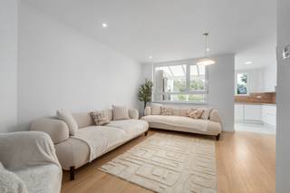 <p><strong>Te koop: ruim huis in Vilvoorde, gelegen in een residentiële wijk op de stadsrand, nabij scholen, openbaar vervoer, park en invalswegen.</strong></p><p>Deze deels gerenoveerde woning uit 1953 biedt een comfortabele indeling met vijf slaapkamers en een grote tuin van 160 m². Dankzij de ligging in een rustige woonomgeving met alle faciliteiten binnen handbereik, geniet u van het beste van stadsrand wonen. De elektrische installatie is conform en met een EPC-label D is er geen renovatieverplichting, wat u meteen gemoedsrust geeft.</p><p><strong>Belangrijkste ruimtes:</strong></p><p>• Woonkamer (37,7 m²) met veel ruimte voor gezellige momenten.</p><p>• Keuken (13,4 m²) uitgerust met inductiekookplaat, oven, microgolf, vaatwasser en dampkap.</p><p>• Badkamer (4 m²) met douche, toilet en wastafel in meubel.</p><p>• Vijf slaapkamers variërend van 7,6 m² tot 19 m².</p><p>• Bureel (6 m²) ideaal voor thuiswerk.</p><p>• Tuin (160 m²) met terras en tuinhuis.</p><p>• Kelder (49 m²) voor extra opslag.</p><p><strong>Troeven:</strong></p><p>• Gelegen in een residentiële wijk nabij alle faciliteiten.</p><p>• Elektrische installatie = conform.</p><p>• Geen renovatieverplichting (EPC D).</p><p><strong>Neem vandaag nog contact op met Selena Perez y Latorre via +32 2 335 11 13 voor een bezoek.</strong></p><p>JOUW DROOMWONING. ZO GEVONDEN!</p>