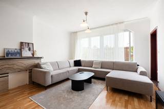 <p>Te koop: verzorgd appartement aan de Bikschotelaan te Borgerhout, op wandelafstand van winkels, scholen, openbaar vervoer en belangrijke invalswegen.<br /><br />Dit appartement, gelegen in een kleinschalige residentie met slechts twee wooneenheden, biedt een rustige woonomgeving en extra privacy. Dankzij de royale leefruimtes en overvloedige natuurlijke lichtinval voelt het interieur ruim en aangenaam aan. De centrale ligging maakt het een ideale uitvalsbasis voor wie alle dagelijkse voorzieningen dichtbij wil hebben.<br /><br />Belangrijkste ruimtes:<br />• Woonkamer met grote ramen en veel lichtinval<br />• Uitgeruste keuken<br />• Twee slaapkamers<br />• Badkamer met douche, toilet en wastafel in meubel<br />• Veranda die extra opbergruimte biedt<br />• Inkomhal met vestiaire<br /><br />Troeven:<br />• Uitstekende locatie nabij winkels, scholen, openbaar vervoer en invalswegen<br />• Kleinschalige residentie<br />• Royale leefruimtes met veel natuurlijk licht<br /><br />Neem vandaag nog contact op met je ERA-makelaar voor een bezoek. JOUW DROOMAPPARTEMENT. ZO GEVONDEN!</p>