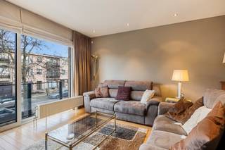 <p><span>Uitstekend gelegen 3 slaapkamerappartement met 2 autostaanplaatsen (105m²)</span></p><p><span> </span></p><p><span>Dit betreft een goed onderhouden appartement gelegen op de 1e verdieping van een kleinschalige residentie.</span></p><p><span>Het appartement is rustig gelegen in een doodlopende woonstraat doch op vlakbij alle faciliteiten waaronder het RIvierenhof, plaatselijke sportvelden en autosnelweg.</span></p><p><span>De 2 ondergrondse parkeerplaatsen, de residentiële topligging en het lichtrijke vloerplan zijn slechts enkele van de troeven.</span></p><p><span> </span></p><p><span>INDELING</span></p><p><span> </span></p><p><span>Woonverdieping (1e verdieping):</span></p><p><span>Riante inkomhal met toegang tot alle ruimten.</span></p><p><span>Ruime woonkamer met veel lichtinval.</span></p><p><span>Aparte, hedendaags uitgeruste keuken.</span></p><p><span>3 slaapkamers, allen aan de achterzijde van het gebouw.</span></p><p><span>Badkamer met bad/douchecombinatie en dubbel lavabomeubel.</span></p><p><span>Comfortabele berging met o.a. aansluiting voor wasmachine.</span></p><p><span>Apart toilet. </span></p><p><span> </span></p><p><span>Kelderverdieping:</span></p><p><span>2 ondergrondse autostaanplaatsen (grenzend aan elkaar).</span></p><p><span>Privatieve berging.</span></p><p><span> </span></p><p><span>EXTRA</span></p><p><span>Bouwjaar 2001.</span></p><p><span>Solide gebouw in prima staat van onderhoud.</span></p><p><span>CV op aardgas.<br />ALU ramen met dubbele HR beglazing.</span></p><p><span>Rolluiken aanwezig op de slaapkamers.</span></p><p><span>Gunstige EPC score label A.</span></p><p><span>Elektriciteit niet conform.<br />Ondergrondse parkeergarage met dubbele autostaanplaats (inbegrepen in prijs).</span></p><p><span>Privatieve berging op de kelderverdieping.</span></p><p><span>Zeer aantrekkelijke woonlocatie vlakbij winkels, scholen & openbaar vervoer.</span></p><p><span>Nabij het Rivierenhof en sportoase Groot Schijn met een ruim & divers aanbod aan sportfaciliteiten.</span></p><p><span>Vlotte mobiliteit richting autosnelweg.</span></p><p><span> </span></p><p><span>EPC: 90kWh/m² - Label A</span></p><p><span>Wg - Vg - Vv - Gvkr - Gmo</span></p><p><span> </span></p>