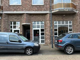 Winkel- of kantoorruimte (EPC label B) met private parking, gelegen in het centrum van Houthalen tussen 2 publieke, gratis, parkeerplaatsen, het...