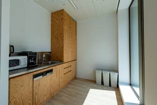 Het kantoor bevindt zich in een recent gebouw met professionele uitstraling en uitstekende bereikbaarheid, zowel met het openbaar vervoer als via hoofdwegen. De centrale ligging biedt directe toegang tot horeca en andere voorzieningen. <br /><br />Het kantoor beschikt over een privé-ingang, airco, aansluitingen voor elektriciteit, data en telefonie, alarminstallatie, een open landschapsindeling met aparte vergaderzaal, keuken en sanitair. <br /><br />Optioneel zijn twee ondergrondse parkeerplaatsen te huur aan €125/plaats/maand.