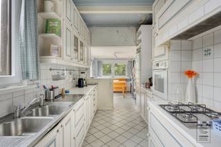 <p>Deze ruime bel-étagewoning biedt tal van mogelijkheden voor wie op zoek is naar een renovatieproject met potentieel. Met een bewoonbare oppervlakte van<strong> 187 m²</strong>, twee volwaardige slaapkamers en een zonnige tuin is dit een ideale gezinswoning of investering. Bij het betreden van de woning komt u terecht in een ruime inkomhal die toegang geeft tot de <strong>wasruimte</strong>, een apart gastentoilet en de <strong>inpandige garage</strong>.</p><p>Op de eerste verdieping bevindt zich de gezellige <strong>leefkeuken met zithoek</strong>, aansluitend op de <strong>lichtrijke leefruimte</strong> die is uitgerust met praktische ingemaakte kasten. De tussenverdieping herbergt de te renoveren badkamer, momenteel ingericht met een ligbad, douche, tweede toilet en lavabo. Op de tweede verdieping vindt u <strong>twee ruime en volwaardige slaapkamers</strong>.</p><p>Als absolute troef beschikt deze woning over een prachtige achtertuin, te betreden vanuit de wasruimte op de gelijkvloerse verdieping, van ongeveer 150 m², waar u in alle rust kunt genieten. Het aangelegde terras van circa 44 m² vormt de perfecte plek voor gezellige momenten met familie en vrienden. Bent u op zoek naar een woning die u volledig naar eigen smaak kunt renoveren? Dan is dit pand zeker een bezoek waard!</p><p>Extra: <br />- EPC 362 kWh/m2 jaar (Score D -> GEEN renovatieverplichting!)<br />- Watertoets: perceelscore A, gebouwscore A. <br />- Stedenbouwkundige informatie in aanvraag, maatregelenregister in aanvraag</p><p>Nabij school, winkels, autosnelweg, openbaar vervoer, etc. Voor meer info ga naar www.coenenvastgoed.be of bel 03/375.82.92</p>