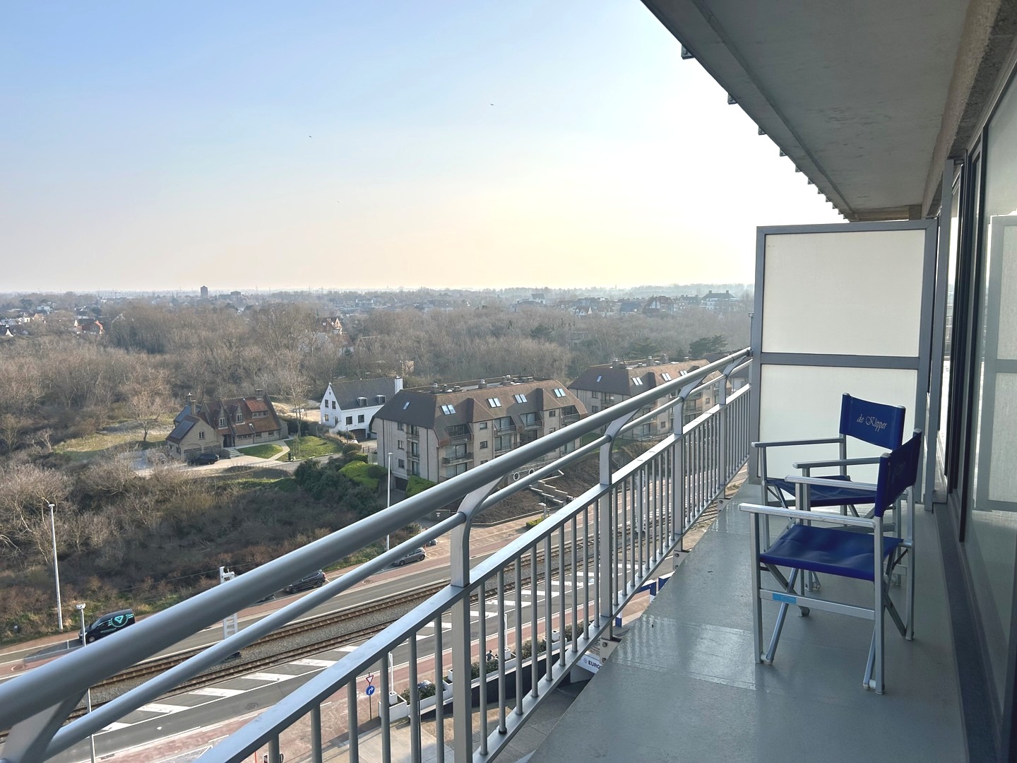 Gerenoveerde studio op het 10de verdiep met prachtig zicht op het hinterland. - photo 4