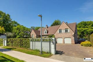 <p><span>Welcome to this stylish and spacious villa, conveniently located on Bredabaan in green and residential Brasschaat. <br />This home combines elegance, comfort and functionality on a generous plot with a fully landscaped garden and heated pool.<br /><br /></span></p><p><span>Ground floor<br />From</span><span> the imposing entrance hall with a stately wooden staircase, you get access to the various living spaces. <br />The entrance hall features a guest toilet with hand-washer and leads to a separate office, ideal for home office or practice space.</span></p><p><span>The generous living space is located on the left side of the home and is divided into a cozy sitting area, an elevated dining area and an adjacent, sunny porch overlooking the garden. <br />The centrally located kitchen is fully equipped and features a separate breakfast nook. The kitchen also provides access to the office again.</span></p><p><span>The rear entry hall offers access to the garden and a practical room with additional toilet, shower and hand-washer.</span></p><p><span>A large indoor garage provides space for two cars and bicycles, and also houses the laundry room and technical installations.<br /><br /></span></p><p><span>First floor<br />On</span><span> the second floor are four full-size bedrooms, three bathrooms, a separate toilet and a spacious dressing room. <br />Every room enjoys ample light and comfortable layout.</span></p><p><span> </span></p><p><span>Attic<br />Through</span><span> a loft ladder in the night hall you can reach the spacious storage attic, ideal for storage.</span></p><p><span> </span></p><p><span>Outdoor space<br />The</span><span> fully fenced garden is a real gem, with a spacious terrace, heated outdoor pool, covered terrace with gazebo, a rear lawn and an adjacent piece of forest. <br />The front driveway offers ample parking for several cars.<br /><br /></span></p><h3><span>Advantages</span></h3><ul><li><span>Excellent location in Brasschaat</span></li><li><span>Four bedrooms & three bathrooms</span></li><li><span>Fully equipped kitchen with breakfast area</span></li><li><span>Practice or office space</span></li><li><span>Built-in garage for two cars</span></li><li><span>Heated outdoor pool and covered terrace</span></li><li><span>Fully landscaped, private garden<br /><br /></span></li></ul><p><span>This characterful villa is a unique opportunity for those seeking space, comfort and luxury in a prime location. Please feel free to contact us for more information or a site visit.</span></p><p><span> </span></p>