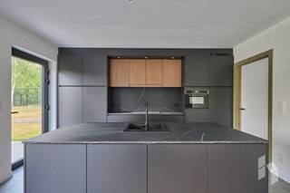 Moderne, instapklare nieuwbouwwoning (164 m²) met 3 slaapkamers en een carport op een ruim perceel van 980 m².De tuin is gedeeltelijk omheind,...