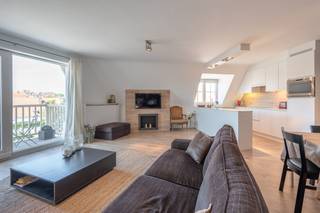 Volledig instapklaar appartement op wandelafstand van de Zeedijk in Duinbergen met mogelijkheid tot aankoop van een inpandige garagebox.<br /><br />Indeling: Inkomhal, ruime living met zithoek, volledig open keuken, terras voorzien van een open zicht over de Elizabetlaan, slaapkamer met badkamer en 2 slaapkamers met een gemeenschappelijke douchekamer.<br /><br />Mogelijkheid tot aankoop van een inpandige garagebox (65.000 €).