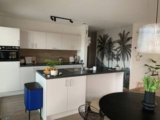 Indeling: een gezamelijke inkomhal bereikt men via de lift of trap het appartement op de 1e verdieping.<br />Inkom met ruime vestiarehoek. 2 ruime slpk ( 15 en 14m2)<br />eetplaats met open keuken. De keuken, met eiland, is voorzien van alle hedendaagse inbouwapparatuur zoals o.a. vitrokeramisch kookplaat, dampkap, combi-oven, koelkast en vaatwasser. Ruime berging , <br />De eetplaats geniet een aangename lichtinval met veel ramen en de zitruimte ook dankzij het schuifraam dat uitgeeft op het ruim zuid west terras (16m²).<br />Toilet met handenwasser, <br />Zeer ruime badkamer met o.a. een dubbel lavabomeubel, royale inloopdouche en handdoekradiator. Plaats voor wasmachine en droogkast<br />Het gehele appartement is met hoogwaardige materialen afgewerkt en voorzien van een praktische parket tegelvloer. Openlucht parkeerplaats voorzien achteraan het gebouw alsook fietsenberging en vuilnisberging<br />Vlakbij bakker, apotheek, winkel openbaar vervoer enz..<br />Huurprijs : 995 €/maand. De vaste gemeenschappelijke kosten bedragen €100/maand.<br />Beschikbaar vanaf 15 november 2026