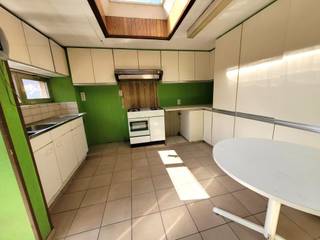 GROTE WONING in het centrum van Gistel. Met mogelijkheid tot bureau of winkel. Op het gelijkvloers is er de grote dubbele GARAGE met uitweg naar de ZONNIGE KOER achteraan, bureau/winkel vooraan, dubbele living, keuken en berging. Op het eerste verdiep zijn er VIER volwaardige slaapkamers en badkamer. Er is een vaste trap naar de GROTE ZOLDER, die nog ingericht kan worden. Deze woning biedt oneindig veel mogelijkheden naar ruimte. Auto's en fietsen kunnen binnen, zonnige koer en alle winkels/ scholen op wandelafstand. Topper!