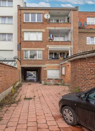 <p><strong>Opbrengsteigendom met 4 appartementen en 4 garages te Anderlecht, Prins Van Luik.</strong></p>
<p>Ontdek deze degeliijk gebouwde opbrengsteigendom op een gunstige ligging langs de Ninoofsesteenweg.</p>
<p><strong>Kelderverdieping</strong><br />De kelderverdieping omvat vier individuele kelders (ca. 6 m² per stuk), ideaal als extra opslag of privatieve berging, elk met <strong>aparte tellers</strong>.</p>
<p><strong>Gelijkvloers</strong><br />Het gelijkvloers beschikt over een appartement van (ca. 59m²) met leefruimte, basis keuken, één grote slaapkamer en een douchekamer met apart toilet.</p>
<p><strong>Garageboxen</strong><br />Achteraan het gebouw, bereikbaar via doorrit onder het gebouw, zijn er 4 garageboxen terug te vinden.</p>
<p><strong>Eerste, tweede en derde verdieping</strong><br />Per verdieping bevindt er zich één appartement van ca. 110m². De appartementen hebben volgende lay-out, een ruime leefruimte 38m², aparte keuken, twee ruime slaapkamers, apart toilet, bergplaats en een badkamer. Elk appartement beschikt over een terras met berghoek (6m²) aan de achtergevel en balkonnetje vooraan.<br /><br /><strong>Garageboxen</strong><br />Achteraan het gebouw, bereikbaar via een aparte ingang, bevinden zich vier aparte garageboxen.</p>
<p>Het volledige gebouw is momenteel volledig verhuurd, de huurprijzen (totaal 2.606,-/maand) kunnen geactualiseerd worden mits indexatie. <br />Renovatie kan long-term meerwaarde bieden.</p>
<p>EPC GLV - 568 kWh/(m².jaar) - G<br />EPC 1<span><sup>e</sup></span> - 432 kWh/(m².jaar)² - G<br />EPC <span>2<sup>e</sup><span> </span>- 234 kWh/(m².jaar) - E<br /></span>EPC 3<sup>e</sup> - 555 kWh/(m².jaar) - G</p>
<p><span></span>Elektrische installaties niet conform AREI.</p>