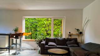Opportunité unique, cet appartement d'une chambre avec grand jardin, à louer pour 6 mois.<br />L'appartement a été rénové avec goût et dispose d'une nouvelle salle de bain et d'une nouvelle cuisine, chauffage au sol....<br />Il est meublé avec un grand salon d'angle, une table à manger et des chaises, un bar de petit-déjeuner dans la cuisine, un lit double et une grande armoire. Du mobilier de jardin est également disponible.<br />L'appartement est bien situé, calme mais proche du centre-ville de Bruges, des magasins, des équipements sportifs et de loisirs,... et dispose d'une place de parking privée.<br /><br />C'est une opportunité idéale pour un logement temporaire. Pas de domicile requis, loyer de 1250 EUR toutes charges comprises, pas de frais supplémentaires pour la consommation de TV, internet, électricité, gaz, eau.<br /><br />Disponible du 11 octobre jusqu'à fin avril 2027.