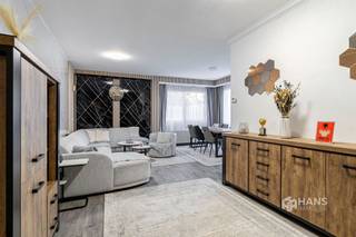 <p><span>Instapklaar hoekappartement (131 m²) met 3 slaapkamers in Deurne</span></p><p><span> </span></p><p><span>Dit appartement ligt aan de voet van het Bisschoppenhofpark en combineert een rustige, groene omgeving met een uitstekende bereikbaarheid. Dankzij de nabijheid van de Bisschoppenhoflaan bereik je vlot de snelweg, terwijl openbaar vervoer en velo-stations zich in de directe omgeving bevinden.</span></p><p><span> </span></p><p><span>Het appartement is gelegen op het gelijkvloers van een verzorgd gebouw met vijf verdiepingen, waarvan het dak conform geïsoleerd is. De vaste kosten bedragen 180/maand en zijn all-in met uitzondering van elektriciteit. De ramen werden enkele jaren geleden vernieuwd en ook het appartement zelf kreeg een grondige opfrissing. Vloeren, keuken, badkamer én elektriciteit zijn reeds aangepakt, waardoor je hier zonder zorgen meteen kan intrekken.</span></p><p><span>Je komt binnen in de ruime inkomhal met ingemaakte vestiairekast en apart gastentoilet. Links bevindt zich de L-vormige woonkamer van ca. 33 m², die geniet van een aangename lichtinval door de ligging in de hoek van het gebouw. Aansluitend is er de aparte keuken van 10 m², volledig uitgerust met alle hedendaags comfort.</span></p><p><span>Via de nachthal bereik je de overige ruimtes van het appartement. Zo is er een praktische berging van ca. 4 m², een ruime badkamer van 7 m² met inloopdouche, lavabomeubel, toilet en handdoekdroger, én drie volwaardige slaapkamers van respectievelijk 9 m², 14 m² en 17 m².</span></p><p><span>Tot slot beschikt het gebouw over een gemeenschappelijke fietsenstalling en hoort er bij het appartement ook nog een privatieve kelderberging.</span></p><p><span>Ben je op zoek naar een instapklaar appartement met drie slaapkamers en een comfortabele indeling? Mis deze kans niet!</span></p><p><span>Bewoonbare opp. 131 m² ref.: bruto vloeropp. EPC-certificaat.Voor meer info of een gratis schatting surf naar </span><span><span>www.hansimmo.be</span></span></p><p><span> </span></p><p><span> </span></p>
