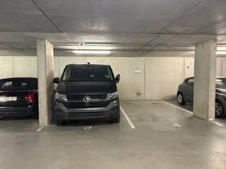 In het project Wings in Bevingen-Centrum bieden we overdekte autostaanplaatsen nummer 4 te koop aan. Deze is bereikbaar via een automatische sectionaalpoort en is gelegen in een droge, goed verluchte ruimte. Geschikt voor wie een vaste en beschutte parkeerplek zoekt.<br /><br />Te koop aan registratierecht!