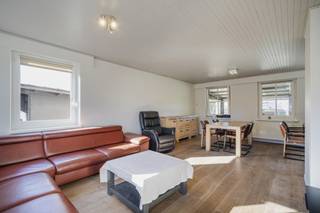 Op te frissen gelijkvloerse woning met 3 slaapkamers, rustig gelegen op een ruim perceel van 999m² aan het einde van een doodlopende straat in het centrum van Kasterlee<br /><br />INDELING<br /><br />Gelijkvloers<br />We betreden deze woning via de inkomhal die toegang geeft tot de gezellige leefruimte (31m²) met parketvloer.<br />Daarnaast ligt de keuken (10m²) die voorzien is van een microgolfoven, een inductie kookplaat, koelkast en dampkap.<br />Verder is er een zeer grote veranda, bestaande uit 2 delen (33m² en 22m²).<br />Vanuit de inkomhal zijn ook het gastentoilet, de badkamer met ligbad en toilet (5m²) en de 3 slaapkamers(13m², 12m² en 7m²) bereikbaar.<br />Naast de woning is er een carport (34m²).<br /><br /><br />Kelder<br />De woning is volledig onderkelderd en de kelder bestaat uit verschillende compartimenten: een garage (27m²), een technische ruimte en verschillende bergruimtes.<br />De kelder is bereikbaar vanuit de keuken en ook aan de zijkant van de woning via een hellend vlak.<br /><br />TUIN<br />De tuin is zeer onderhoudsvriendelijk aan<span>gelegd en hier vinden we een tuinhuis (12m²), een buitenbar (28m²), een carport voor mobilhome (28m²) en een berghok (15m²).</span><br /><br />BIJZONDERHEDEN<br /><br />- EPC label C<br />- Zonnepanelen<br />- verwarming op gas<br />- tuin op zuid-oosten<br /><br />POSITIEVE ASPECTEN<br />- ruim perceel<br />- gelijkvloers wonen is mogelijk<br />- zeer grote kelder met veel bergruimte en garage<br />- goede locatie nabij zowel de dorpskern met lokale handelaars, scholen,... op wandelafstand<br /><br /><em>Stedenbouwkundige info in aanvraag.</em>