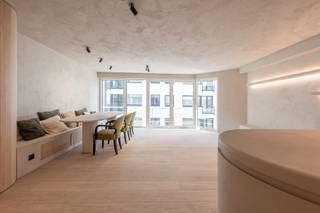 Appartement intemporel, récemment entièrement rénové, avec vue latérale sur la mer, situé près de la Place Albert et de la Place du Triangle. Composition : entrée avec toilettes invités et vestiaire. Séjour avec cuisine ouverte entièrement équipée, coin repas, et salon accueillant. Depuis le séjour, vous pouvez profiter d'une belle vue latérale sur la mer et d'une vue sur la Kustlaan. Espace de rangement prévu pour l'installation d'un lave-linge et d'un sèche-linge. Chambre principale avec placards intégrés et salle de bains attenante. Deuxième chambre avec salle de douche. Troisième chambre/bureau. Cave privée dans la résidence. (CPE 114 kWh/m²)