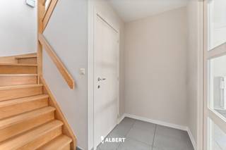 Zeer verzorgd duplexappartement in residentie Clement met een bewoonbare oppervlakte van 106 m2 in het hart van IzegemDe indeling van het appartement...