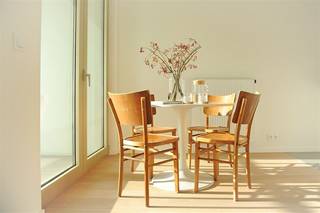 Dit prachtig en licht appartement met tof inpandig terras is gelegen in de hippe en trendy buurt nabij het MAS, ’t Eilandje!“Residentie Westkaai” is rustig gelegen, doch op wandelafstand van de binnenstad en op een boogscheut van alle belangrijke invalswegen!Vanop de 6de verdieping kan u genieten van een adembenemend uitzicht over het Kattendijkdok! In de nabije omgeving vindt u het openbaar vervoer – warme bakker – beenhouwer- supermarkt en tal van gezellige horecagelegenheden.Het appartement beschikt over een inkomhal met berging, een gezellig woonkamer met open keuken en toegang tot het terras, een nachthal met toegang tot de slaapkamer, badkamer en toilet.Het appartement beschikt eveneens over een kelderberging.Algemene kosten: 75 €/maand.Ondergrondse staanplaats 100 €/maand.Onmiddellijk beschikbaarNIET-GEMEUBELD
