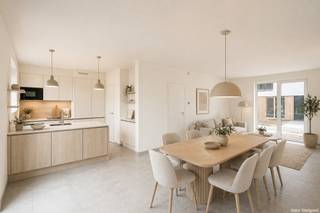 <p>In een <strong>rustige</strong> en <strong>centraal gelegen</strong> buurt te Tielt stellen wij deze halfopen <strong>nieuwbouwwoning </strong>te huur. De woning werd <strong>future proof </strong>gebouwd en voldoet aan de <strong>strengste energienormen</strong>. Bovendien is deze <strong>lichtrijke</strong> woning het resultaat van een mooie combinatie van <strong>modern wooncomfort</strong>, een <strong>praktische indeling</strong> en het gebruik van <strong>duurzame materialen</strong>. Ideaal voor gezinnen die aangenaam en comfortabel willen wonen met een <strong>vlotte bereikbaarheid</strong> met <strong>alle voorzieningen binnen handbereik.</strong></p>
<p>Met een bewoonbare oppervlakte van circa 230 m² omvat de woning <strong>4 ruime slaapkamers</strong> en <strong>2</strong> <strong>volwaardige badkamers</strong>. De leefruimte vormt het centrale punt van de woning en sluit mooi aan op de <strong>volledig uitgeruste keuken</strong>, voorzien van koelkast, diepvriezer, oven en een kookplaat met geïntegreerde dampkap. Enerzijds biedt de leefruimte directe toegang tot de <strong>onderhoudsvriendelijke tuin met terras</strong> en geeft anderzijds een <strong>prachtig, open zicht op het omliggende groen</strong>.</p>
<p>Daarenboven beschikt de woning over <strong>twee privatieve staanplaatsen</strong> met <strong>openbare</strong> <strong>laadfaciliteit</strong> voor de elektrische wagen.</p>
<p><strong>Troeven van deze woning:</strong></p>
<ul>
<li>Energiezuinige installatie met warmtepomp en vloerverwarming</li>
<li>Inpandige fietsenberging</li>
<li>2 privé staanplaatsen met publieke laadmogelijkheid voor elektrische wagen</li>
<li>Zongerichte tuin</li>
<li>Rustige ligging</li>
<li>Aangenaam groenzicht</li>
<li>Winkels en openbaar vervoer op korte wandelafstand</li>
<li>Goede verbinding met belangrijke invalswegen</li>
<li>Voorziening voor eigen laadbox aan de woning</li>
</ul>
<p>Kortom: een uitgelezen kans om comfortabel en energiezuinig te wonen in Tielt.<br />* Sommige foto's zijn een digitale voorstelling van hoe de woning er kan uitzien na bemeubeling.</p>
<ul>
<li>Domicilie verplicht</li>
<li>Huurwaarborg: 3 maanden huur</li>
</ul>
<span><strong>Interesse?</strong></span><br /><span><strong>Contacteer Philippe Van Peteghem via 0467/04.33.11 of philippe@valorvastgoed voor meer info of een vrijblijvende bezichtiging.</strong></span>