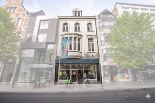 Dit karaktervolle handelspand gelegen in het centrum van Kortrijk, biedt een interessante opportuniteit voor investeerders die op zoek zijn naar een stabiele investering.Op de gelijkvloerse verdieping van ca. 270 m² bevindt zich een winkelruimte van 220 m² met aansluitend een herstellingsruimte van 50 m². De eerste verdieping bevindt zich momenteel in casco toestand en biedt de mogelijkheid om verder naar eigen inzicht afgewerkt te worden. Hierdoor kan men deze verdieping flexibel invullen, bijvoorbeeld als kantoorruimte of woongelegenheid.Het handelspand is momenteel verhuurd aan een kwalitatieve huurder, wat zorgt voor een mooi rendement. De combinatie van een sterke centrumligging, een stabiele verhuursituatie en bijkomende ontwikkelingsmogelijkheden maakt dit pand tot een interessante investeringsopportuniteit.Dit pand kan onderhevig zijn aan de renovatieverplichting die door de Vlaamse overheid wordt opgelegd voor niet-residentiële gebouwen. Consulteer voor meer informatie de website van het Vlaams Energie- en Klimaatagentschap via https://www.energiesparen.be/nr/renovatieverplichting.Bent u op zoek naar bedrijfsvastgoed bestaande uit een verhuurd handelspand te koop in Kortrijk? Aarzel dan niet om ons te contacteren op het nummer 056 21 11 11.Bestuursmaatregelen in het maatregelenregister: nee