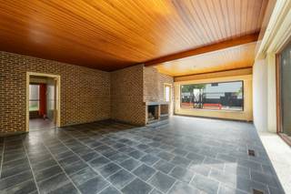 Bent u op zoek naar een woning met karakter, ruimte en tal van mogelijkheden? Dan is deze charmante te renoveren open bebouwing in een rustige residentiële wijk van Oelegem absoluut een bezoek waard!<br /><br />De woning bevindt zich op een mooi perceel van maar liefst 682 m² en beschikt over een zonnige, ruime tuin van ca. 550 m² — ideaal voor gezinnen, tuinliefhebbers of wie graag in alle rust geniet van het buitenleven.<br /><br />Indeling van de woning: bij het betreden van de woning komt u terecht in de inkomhal met vestiaire en apart gastentoilet. De lichtrijke leefruimte vormt het hart van de woning en biedt een aangename connectie met de veranda en de tuin. Aansluitend bevindt zich de gesloten keuken.<br /><br />Verder beschikt het gelijkvloers over drie volwaardige slaapkamers en een badkamer uitgerust met lavabo, toilet en ligbad.<br /><br />De zolderverdieping biedt extra potentieel en kan volledig worden ingericht naar eigen smaak en behoeften — denk aan extra slaapkamers, hobbyruimte of een thuiskantoor.<br /><br />Daarnaast beschikt de woning over een ruime garage én een geïsoleerde kruipkelder.<br /><br />Troeven van deze woning<br /><br />* Rustige ligging in een residentiële buurt<br />* Nabij het Provinciaal Groendomein 'Het Vrieselhof' <br />* Mogelijkheid om volledig gelijkvloers te wonen<br />* Open bebouwing met veel renovatie- en uitbreidingsmogelijkheden<br /><br />186m2 bewoonbare oppervlakte cfr EPC. <br /><br />Wenst u een bezoek of meer informatie? Dan kan u ons steeds contacteren via info@dvarealestate.be of via 03/297.00.00.
