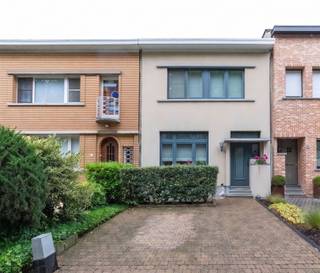 <p><span>Instapklare woning in het centrum van Brasschaat. </span></p><p><span> </span></p><p><span>Deze gezellige woning is gelegen in één van de mooiste straten van Brasschaat op wandelafstand van de vele winkeltjes, restaurants, het park en openbaar vervoer. </span></p><p><span>De rijwoning heeft vooraan ruimte voor twee wagens en fietsen en/of vuilbakken achter de groene haag. </span></p><p><span>Je komt het huis binnen in de inkomhal, met daarachter de woonkamer op parketvloer. De woonkamer is gezellig en opgesplitst in een salon vooraan en een eetkamer in het midden. Achteraan vind je de lichtrijke leefkeuken die volledig ingericht is. Naast de keuken is de wasberging. </span></p><p><span>Achteraan zijn er een mooi zonneterras voorzien van een recent geplaatste luifel en een mooi onderhouden tuin met tuinhuis. </span></p><p><span> </span></p><p><span>Op de bovenverdieping zijn er drie slaapkamers waarvan de masterbedroom voorzien is van airco en een badkamer met recent vernieuwde douche en wastafels. </span></p><p><span> </span></p><p><span>Kers op de taart is de zeer ruime en droge kelder die een zee van opbergruimte biedt. </span></p><p><span> </span></p><p><span>Nog niet helemaal overtuigd? Dan kunnen wij je ook nog melden dat de elektrische keuring conform is, dat de woning voorzien is van zonnepanelen en dat er achteraan screens aanwezig zijn om de leefruimte lekker koel te houden in de zomer. </span></p><p><span> </span></p>