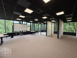 Fantastisch gelegen<strong> all-in kantoren </strong>met een oppervlakte van 206 m² te huur. Het gebouw is strategisch gelegen vlak naast de op- en afrit van de <strong>E40</strong> (Drongen), wat zorgt voor een uitstekende bereikbaarheid richting Gent, Brugge, Brussel en omliggende gemeenten.<br /><br />De moderne kantoorruimte is stijlvol ingericht en volledig <strong>gemeubileerd </strong>met aanwezigheid van een privatieve kitchenette, 4 vergaderzalen en een open space. Verder maakt u gebruik van een waaier aan faciliteiten zoals vergaderruimtes, seminar- en eventzalen, buitenruimtes met zicht op groen, een volledig uitgeruste keuken, een koffiehoek, en sanitaire voorzieningen. Het all-in concept garandeert <strong>maximale ontzorging</strong>: alle verbruikskosten, elektriciteit, gas en water, snel internet, schoonmaak, receptiediensten en kwalitatief meubilair zijn inbegrepen. Daarbovenop beschikt u ook over ruime <strong>parkeermogelijkheden</strong>.<br /><br />Interesse? Neem vandaag nog contact met ons op voor meer informatie of een vrijblijvend plaatsbezoek. Bel <strong>PANORAMA B2B GENT</strong> op <strong>0477 44 39 30</strong>.