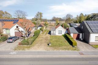 <strong>Bouwgrond voor halfopen bebouwing op perceel van 8a 20ca te koop in Balen (mogelijkheid tot 6% Btw bij sloop en heropbouw)</strong><br /><br />Gelegen op een goed bereikbare locatie in Balen, bevindt Soef 41 zich in een aangename woonomgeving met een vlotte verbinding naar het centrum en omliggende gemeenten. Winkels, scholen en openbaar vervoer bevinden zich op korte afstand. De groene omgeving zorgt bovendien voor een aangename woonkwaliteit en tal van recreatiemogelijkheden. Een ideale ligging voor wie rustig wil wonen met alle voorzieningen binnen handbereik.<br /><br />Specifieke bouwvoorschriften zijn er momenteel nog niet, aangezien de bestaande woning eerst moet worden gesloopt. Nadien kan er een nieuwe halfopen bebouwing worden gerealiseerd.<br />Wel zijn volgende zaken reeds bekend:<br />- Rooilijn op 7 m van de wegas<br />- Bouwlijn op 6 m van de rooilijn<br />- Bouwdiepte van 12 m<br />- Minimaal 3 m afstand te bewaren tot de linker perceelsgrens<br /><br />De verdere mogelijkheden kunnen besproken worden met de gemeente Balen.<br /><br />Ben je op zoek naar een uitzonderlijke opportuniteit om je droomwoning te realiseren met een enorm fiscaal voordeel?<br />Deze grond met te slopen woning biedt een unieke kans voor sloop en heropbouw aan het verlaagde btw-tarief van slechts 6% (onder voorwaarden). Dankzij deze regeling geniet je van een aanzienlijke besparing ten opzichte van het standaard btw-tarief van 21%, wat deze grond bijzonder interessant maakt. Zo kan je een aanzienlijk bedrag besparen.<br /><br />Consulteer voor meer informatie de website van Vlaanderen via https://www.vlaanderen.be/bouwen-wonen-en-energie/bouwen-en-verbouwen/btw-tarief-van-6-bij-renovatie-en-sloop-en-heropbouw-van-woningen<br /><br />De woning heeft een energielabel ‘F’ wat wil zeggen dat dit pand is onderworpen aan de renovatieverplichting van de Vlaamse overheid voor residentiële gebouwen behoudens sloop binnen 6 jaar na de aankoop. Consulteer voor meer informatie de website van het Vlaams Energie- en Klimaatagentschap via https://www.vlaanderen.be/een-huis-of-appartement-kopen/renovatieverplichting-voor-residentiele-gebouwen<br /><br />Spreekt deze opportuniteit jullie aan? Contacteer ons via info@bosmanvastgoed.be voor meer info. Wij helpen jullie graag verder!<br /> 