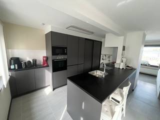 Appartement op 2e verdieping met ruim (100m2) terras en garage. 2 slaapkamers, bureau, badkamer, leefruimte met open keuken. In het centrum van Beerse nabij winkels, scholen en horeca.<br />Verbouwd in 2020, ramen vernieuwd in 2024.<br />EPC C, asbest veilig.