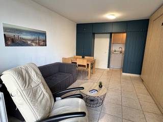 Bemeubelde studio aan het strand, dichtbij het openbaar vervoer en op wandelafstand van het centrum.<br /><br />ruime inkomhal met slaaphoek, woonkamer met halfopen keuken, ruim terras met zicht op de duinen, badkamer met ligbad, wastafel en toilet en een privatieve parking in de residentie.<br /><br />Zwembad, fietsenberging en petanquebaan aanwezig in de residentie.<br />Collectieve verwarming met condensatieketel op gas en warm water via een warmtepompboiler.<br /><br />EPC: 212 kWh/m² - Label C