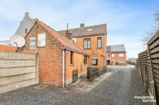 Deze woning is gelegen in de gezellige dorpskern van Loppem, op wandelafstand van verschillende handelszaken, de dorpsschool, openbaar vervoer en vlakbij belangrijke verbindingswegen. <br /><br />Op de gelijkvloerse verdieping vinden we een aangename leefruimte met eet- en zithoek, een keuken met een achterliggende badkamer. Vanuit de keuken is het terras toegankelijk.<br /><br />Op de eerste verdieping bevinden zich de masterbedroom en een polyvalente ruimte, die dienst kan doen als thuiskantoor of hobbyruimte.<br /><br />Via een vaste trap is de tweede verdieping toegankelijk waar een tweede, ruime slaapkamer gelegen is.<br /><br />Bij de woning hoort een ruime garagebox voorzien van elektriciteit en een aangename zuidgerichte tuin.<br /><br />De woning beschikt over een gekeurde elektrische installatie.<br /><br />De woning is onderworpen aan de renovatieplicht (EPC score E).<br /><br />De woning is vrij bij akte.<br /><br />Meer info op kantoor.<br />