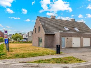 <p><span>BEZOEKMOMENT OP AFSPRAAK: ZATERDAG 05/09<br />Neem contact op met Quinten van Immo Zone op 0485/02.48.04 – quinten@immo-zone.be voor meer informatie of een bezichtiging.<br /><br />Welkom bij deze moderne lichtrijke, halfopen woning met 3 slaapkamers, gelegen te Spoorweglaan 43 Wetteren. De ligging is uiterst gunstig met winkels, scholen en openbaar vervoer in de nabijheid, het station is op wandelafstand bereikbaar. De woning bevindt zich in een rustige, doodlopende straat en biedt privé-parkeermogelijkheden voor meerdere wagens.<br /><br />De woning heeft een EPC-label A, wat garant staat voor lage energiekosten en dankzij zonnepanelen, ventilatiesysteem D, airco unit, een regenwaterput van 10.000L in de tuin en andere moderne troeven is dit echt een absolute topper!<br /><br />Binnen treft u een inkomhal met gastentoilet, gevolgd door een ruime en zeer lichtrijke leefruimte, die naadloos overgaat in de open keuken. Deze keuken is uitgerust met alle nodige toestellen en biedt veel bergruimte. Verder is er ook nog een inpandige garage met sectionale poort.<br />Op de eerste verdieping bevinden zich 3 ruime slaapkamers en een ruime badkamer met douche, dubbele lavabo, toilet en aansluiting voor was/droogmachine. Via een zoldertrap kan men de ruime zolder bereiken die extra opbergmogelijkheden voorziet.<br /><br />Buiten kan je genieten van een aangelegd terras en een grote zuid gerichte tuin. <br /><br />Bent u opzoek naar een strakke, hedendaagse woning met een top afwerking en een aangename tuin? Dan is deze instapklare woning met alle nodige voorzieningen iets voor u! Een unieke kans op een aantrekkelijke locatie.<br /><br />-EPC: 38 kWh/m²jaar – Label A<br />-Elektriciteit conform<br />-Zonnepanelen aanwezig<br />-PVC omkadering met hoogrendementsbeglazing<br /><br /></span><span>Alle documenten zijn reeds te raadplegen via de website van Immo Zone.</span></p><p><span> </span></p>
