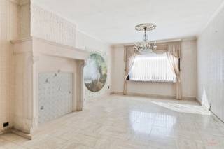 <p><span>Gezinswoning met 3 slaapkamers en garage in een rustige, kindvriendelijke straat in Sint-Baafs-Vijve</span></p><p><span>Deze ruime gezinswoning van 159 m² ligt in een rustige, kindvriendelijke straat in Sint-Baafs-Vijve. Ze heeft drie slaapkamers, een garage en achteraan een doorgang naar een speelpleintje. Een fijne thuis voor een jong gezin.</span></p><p><span>INDELING</span><span><br />Gelijkvloers: inkomhal, lichtrijke leefruimtes met zit- en eethoeken, keuken, apart toilet en toegang tot de kelder. Via de keuken bereik je het terras, de berging en de garage.<br />Eerste verdieping: nachthal, drie slaapkamers en een badkamer met lavabo, toilet en douche.<br />Zolder: zolderruimte, bereikbaar via een trapluik in de nachthal.</span></p><p><span>TROEVEN</span></p><ul><li><span>Garage achteraan met uitweg</span></li><li><span>Rechtstreekse toegang tot een speelpleintje, ideaal voor gezinnen met kinderen</span></li><li><span>Rustige, kindvriendelijke ligging</span></li><li><span>Label D is haalbaar met één eenvoudige ingreep: De woning heeft EPC-label E en valt onder de renovatieplicht. Volgens het EPC-attest kun je het vereiste label D al behalen door het dak te isoleren. </span></li></ul><p><span>Wil je zelf ontdekken wat deze woning allemaal te bieden heeft? Neem gerust contact op via 0474 86 04 52 of <span>ellen@heritagevastgoed.be</span></span><span>.</span></p><p><span>TECHNISCHE INFO</span></p><ul><li><span>EPC: 427 kWh/m²/jaar | label E | renovatieplicht van toepassing</span></li><li><span>Stedenbouwkundige info: Wg | Vg | Gmo | Gvkr | Gvv</span></li><li><span>Watertoets: perceelscore A | gebouwscore A</span></li><li><span>De vermelde oppervlakte is de bruikbare vloeroppervlakte volgens het EPC-attest</span></li></ul>