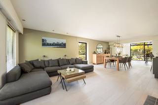 Hedendaags en door de jaren heen gerenoveerde woning (2011 tot 2025) met 4 slaapkamers en 2 badkamers in gegeerde villawijk "Risschot". Deze laagbouwvilla (met eveneens zolderverdieping) werd prima onderhouden en heeft een erg aangename look and feel. Woning die keurig werd gerenoveerd waaronder keuken (2011), nieuwe aanbouw (2017), ketel (2020), buitenaanleg (2021) badkamers (2023 & 2025), raamwerk, veel maatwerk,<span> <span>alarm (2025), enz. Verder werden er op energetisch vlak eveneens 27 zonnepanelen geplaatst.</span></span><br /><br />INDELING: GLVL: <span>Inkomhal - Zeer lirchte leefruimte op parket en mooie lichtinval - Vervolgens nieuwe aanbouw met zicht op de westelijk georiënteerde tuin- Keuken welke luxueus werd uitgerust met combi-oven, koffiemachine, wijnkoeler, Quooker, koelkast, vaatwasser enz. + koele berging - Nachthal - Vervolgens treffen we een eerste gerenoveerde badkamer met aanpalend 2 ruime slaapkamers - Slaapkamer 3 is voorzien van ensuite badkamer met vestiaireruimte, gastentoilet en toegang tot alle vertrekken - Verder is er een wasplaats met voorzieningen WM+DK en een doorloopkamer met toegang tot eerste verdieping - Verdieping werd ingericht met slaapkamer en extra bergruimte - TUIN: Prachtige brede west georiënteerde tuin waarbij oprit en buitenaanleg in 2021 vernieuwd werd en omvat een ruime tuinkamer alsook voldoende opslagruimte/garage - Oprit voor meerdere wagens.</span><br /><br /><span><span>BIJZONDERHEDEN: Kwalitatieve alsook energetische vernieuwingen - Veel maatwerk/ingemaakte kasten - Zeer gegeeerde locatie Risschot -</span> <span>Cv gas (2019)</span> - <span>Stedenbouwkundige info in aanvraag - P&G score: A - EPC: 259 UC 3917758 -</span> <span>Het aanpalend perceel bouwgrond is optioneel te koop en staat soms gedeeltelijk mee op de foto's </span><span>- Gratis schatting of advies voor de verkoop van uw eigendom? Bel 03 361 51 51 of via info@yvesvanpelt.be</span></span>