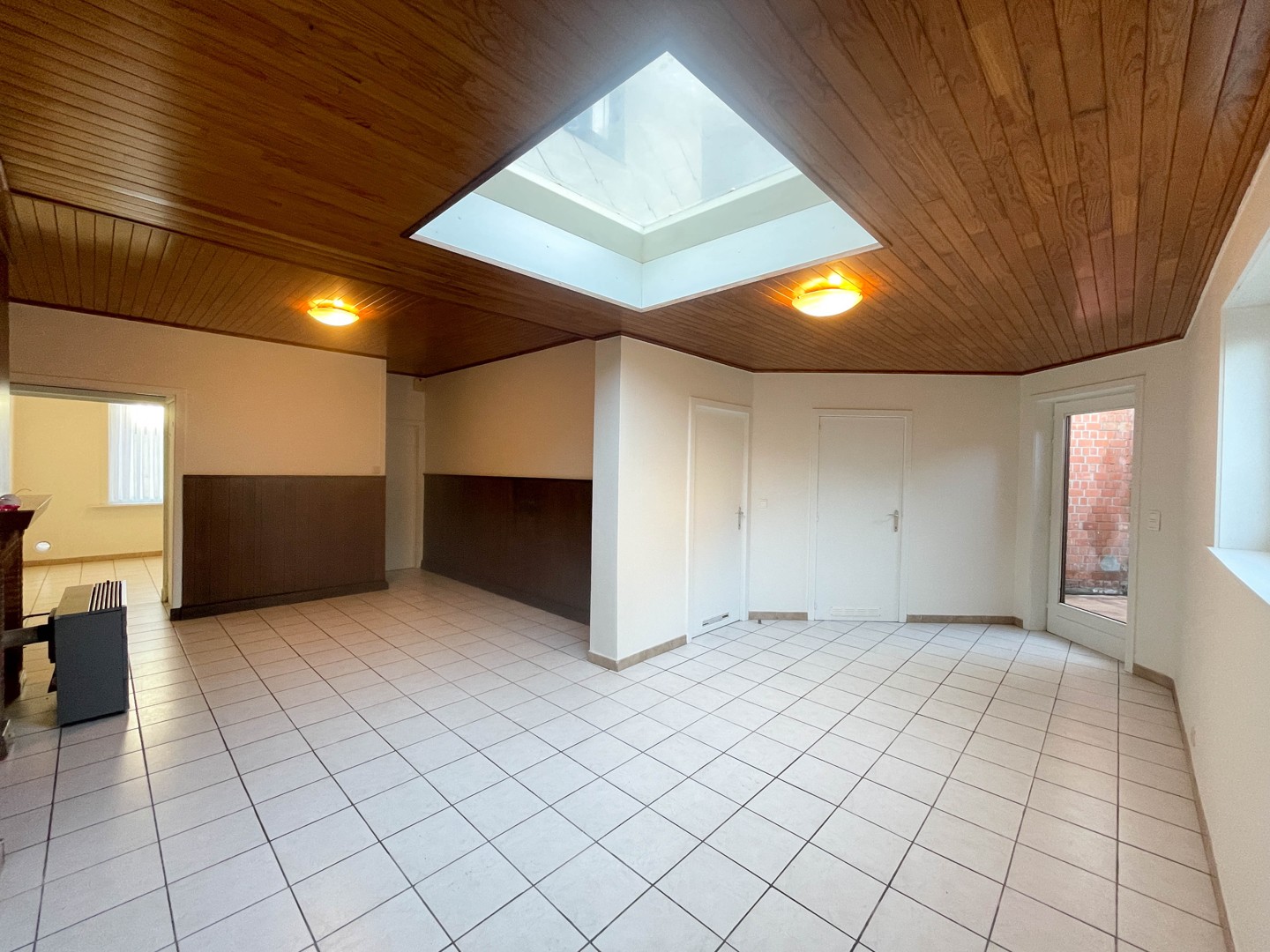 Gerenoveerde woning met 2 slaapkamers, terras, garage &amp; staanplaats te Roeselare! - foto 4