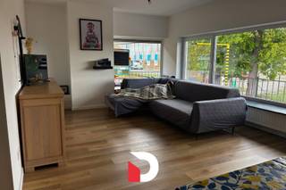 Dit appartement is gelegen in Sint-Michiels dichtbij het station, winkels en invalswegen.Via de inkom bereik je de woonkamer met veel lichtinval. Er...