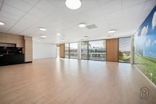 <p>Te koop: lichtrijke kantoren in het recente bedrijfscomplex ‘Z-Offices’ te Zwevegem<br /><br />In de Blokkestraat in Zwevegem, vlak bij de N391 en E17, vind je deze moderne kantoorruimte in het recente Z-Offices-complex.<br />Met 719 m² bewoonbare oppervlakte en 14 parkeerplaatsen voor de deur biedt dit pand een uitstekende mix van comfort, bereikbaarheid en representativiteit.<br /><br />Wat maakt dit pand uniek?<br />De kantoren zijn lichtrijk en afgewerkt met kwalitatieve tapijttegels, verlaagd plafond met verlichting en volledige klimaatregeling (airco, ventilatie, parlofonie).<br />Alles is voorzien voor een efficiënte en aangename werkomgeving.<br />Dankzij de centrale ligging nabij belangrijke invalswegen is dit de ideale uitvalsbasis voor klanten en medewerkers.<br /><br />Voor wie is dit ideaal?<br />Een instapklaar en representatief kantoor, perfect voor ondernemingen die willen investeren in een professionele werkplek met optimale bereikbaarheid en comfort.<br /><br />Te koop via Immo Beguin, jouw vastgoedexpert sinds 2009. <br />Met kantoren in Ronse, Waregem, Kortrijk, Deinze, Doornik en Lessines.</p>