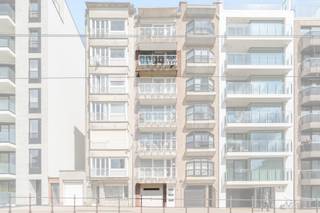 In het bruisende centrum van Wenduine, vlakbij het strand, van Wenduine winkels, horeca en openbaar vervoer, bevindt zich dit volledig gerenoveerde en instapklare appartement. Gelegen op de vijfde verdieping geniet je hier van een prachtig open zicht én een zonnige leefruimte met zuidgericht terras.
Bij binnenkomst word je verwelkomd in de gezellige woonkamer via een stijlvolle glazen deur. De open keuken sluit hier mooi op aan en creëert een ruim en licht gevoel. Verder beschikt het appartement over twee slaapkamers, een badkamer met inloopdouche en lavabo en een afzonderlijk toilet.
Op de gelijkvloerse verdieping is er een ruime privatieve berging inbegrepen bij het appartement.
Dit appartement werd in 2024 volledig en met smaak gerenoveerd en is dus volledig instapklaar. Dankzij de ligging aan de achterkant van de Zeedijk geniet je van de nabijheid van de zee en de zonnige oriëntatie.
Ben je op zoek naar een stijlvol afgewerkt appartement in Wenduine met open zicht en veel lichtinval? Neem dan zeker contact op met Els via 0468 13 77 64 of els@keyimmo.be voor meer info of een bezoek!
Benieuwd naar de waarde van jouw eigendom? Wij staan je graag bij met onze kennis van de markt en bieden je een gratis en vrijblijvende waardebepaling aan.