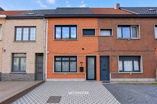 <p>Ontdek deze stijlvol afgewerkte en praktisch ingedeelde woning met drie volwaardige slaapkamers, een hypergeïnstalleerde open keuken en een zonnige tuin. De combinatie van hedendaagse materialen, een aangename lichtinval en een doordachte indeling zorgt voor een comfortabele woonbeleving.</p><p>Via de inkomhal betreedt u de woning. De stijlvolle glazen deur met zwarte profielen vormt meteen een elegante blikvanger en zorgt voor een mooie verbinding met de achterliggende woonruimtes. In de inkomhal bevindt zich een ruime en functionele berging met geïntegreerd gastentoilet, ideaal voor het opbergen van jassen, schoenen en huishoudelijke benodigdheden.</p><hr /><p>Vervolgens bereikt u de open, hypergeïnstalleerde keuken, die naadloos aansluit op de lichtrijke leefruimte. De keuken werd uitgevoerd in een tijdloze kleurencombinatie en beschikt over een donker werkblad, voldoende kastruimte en diverse kwalitatieve inbouwtoestellen.</p><p>De ruime leefruimte geniet dankzij de grote raampartij van een overvloedige natuurlijke lichtinval. Er is voldoende plaats voor het creëren van een aangename zit- en eethoek, waardoor koken, tafelen en ontspannen hier harmonieus samenkomen. Vanuit de leefruimte heeft u rechtstreeks toegang tot het terras en de zonnige, langgerekte tuin. Deze buitenruimte biedt volop mogelijkheden om in alle rust te genieten.</p><hr /><p>Via de karaktervolle houten trap bereikt u de eerste verdieping. Hier bevinden zich twee ruime slaapkamers, die voldoende plaats bieden voor een comfortabele en persoonlijke inrichting. Verder beschikt deze verdieping over een moderne badkamer, uitgerust met een ruime inloopdouche met regendouche, een toilet en een wastafel in een stijlvol houten meubel. De zwarte kranen, doucheprofielen en handdoekradiator geven het geheel een eigentijdse uitstraling.</p><p>De tweede verdieping omvat een derde volwaardige slaapkamer. Deze ruimte kan eveneens flexibel worden ingericht als masterbedroom, bureau, hobbykamer of logeerkamer.</p><hr /><p>Dankzij de combinatie van drie slaapkamers, een hypergeïnstalleerde keuken, moderne badkamer, praktische berging en zonnige tuin vormt deze woning een aantrekkelijke thuis voor starters, koppels en gezinnen.</p><p>Plan uw bezoek eenvoudig online, telefonisch via 09 310 77 07 of mail naar info@woonhoekvastgoed.be.</p>