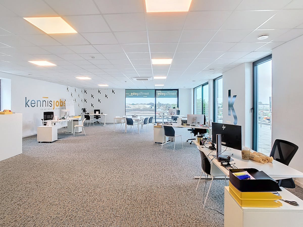 Newly built office of approximately 254m² with a surrounding terrace and parking - photo 1