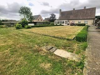 Dicht tegen het centrum van Staden, bevindt zich deze zeer kloeke, alleenstaande woning op een perceel van 1744m².<br />De woning is als volgt ingedeeld : <br />Inkom met toilet * zeer grote living * grote, ingerichte leefkeuken met aansluitend veranda (extra leefruimte) * berging naast de keuken * 3slaapkamers * badkamer met douche en wasmeubel *grote inpandige garage* Carport met tuinhuis * woning is volledig overzolderd wat uiteraard vele mogelijkheden biedt<br />Buiten: Doordat de woning achteruit gebouwd werd, is er een rondom tuin, wat een zeer aangenaam gevoel geeft <br />Extra troeven : regenwater (2 x 15.000 liter) * zeer degelijke woning, zeer kloek gebouwd * Dicht bij centrum van Staden, maar toch zeer rustig en stil in de woning, * Vanuit de keuken, veranda, grote tuin met vijver, en groot terras, kan je genieten van een prachtig zicht op de velden, wat je een instant goed gevoel geeft !<br />Kortom een zeer mooie aanbieding, contacteer ons nu voor meer info of een vrijblijvend bezoek aan deze topper ! <br /><br />EPC: 367 kWh/m² jaar - UC26520)