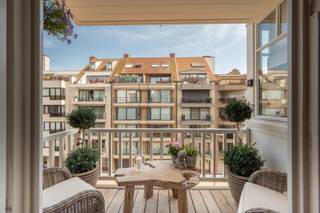 Instapklaar appartement met zijdelings zeezicht, op een boogscheut van het strand en het Rubensplein.Op de 3e verdieping van de stijlvolle residentie...