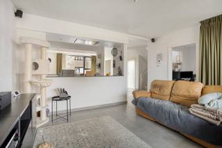 <strong>Ruime nieuwbouwwoning (bel-etage)) van 2021 in het 'Anemoonproject' met o.a. een bewoonbare oppervlakte van 220 m², 2 ruime slaapkamers (waarvan één kan opgedeeld worden in 2 slaapkamers), inpandige garage, zonnepanelen, warmtepomp en zoveel meer! E-peil 1. *Verkoop onder registratierechten*</strong><br /><br />Het gelijkvloers van de woning bestaat uit een inkomhal met vestiaireruimte, garage en polyvalente ruimte dat geschikt is voor zelfstandige/vrij beroep.<br /><br />Op de eerste verdieping bevindt zich een nachthal, woonkamer met toegang tot het terras, volledige geïnstalleerde keuken met Coocker-kraan, eetruimte, wasplaats en apart toilet.<br /><br />De tweede verdieping/zolder beschikt over een nachthal, twee ruime slaapkamers, apart toilet en een badkamer met dubbele lavabo, ligbad en douche. <br /><br />Aan de buitenkant bevindt zich een aangename tuin. De woning is langs de achterkant toegankelijk via een poortje. <br /><br />CV via warmtepomp, vloerverwarming en zonnepanelen.<br /><br />De woning beschikt over een goede verkeerstechnische ligging t.o.v. E40, winkels, scholen, restaurants, station, openbaar vervoer, etc.<br /><br />Interesse? Mail naar laurens@immogve.be of bel naar 0496 07 89 48.