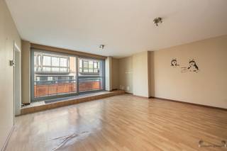 <p><span>Charmant appartement van 83m² nabij centrum Merksem.</span></p><p><span> </span></p><p><span>Op de eerste verdieping bevindt zich dit appartement met veel potentieel, ideaal voor wie graag een woning naar eigen smaak wil opfrissen of inrichten.</span></p><p><span>Het kleinschalig gebouw beschikt over een praktische lift.</span></p><p><span>Dankzij de praktische en doordachte indeling vormt dit een interessante opportuniteit voor zowel eigen bewoning als investering.</span></p><p><span> </span></p><p><span>Bij het betreden van het appartement komt u meteen terecht in de leefruimte. De leefruimte baadt in het natuurlijk licht dankzij de recent vernieuwde raampartijen. Dit zorgt ervoor dat er een gezellige eethoek met veel daglicht gecreëerd kan worden.</span></p><p><span>Aansluitend bevindt zich de half-open keuken die functioneel is ingericht met een gasfornuis, werkblad en voldoende opbergruimte.</span></p><p><span> </span></p><p><span>Verder beschikt het appartement over een badkamer voorzien van bad en wastafel met meubel, apart toilet en twee slaapkamers.</span></p><p><span>De tweede slaapkamer heeft bovendien toegang tot het klein terras waar u kan genieten van frisse buitenlucht.</span></p><p><span> </span></p><p><span> </span></p><p><span>Als extra beschikt het appartement bovendien over een praktische kelderberging.</span></p>