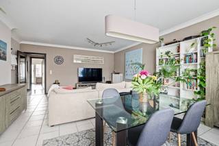 Lichtrijk appartement op de eerste verdieping van een verzorgde residentie aan de centraal gelegen Lambrechtshoekenlaan. Dankzij de conforme...