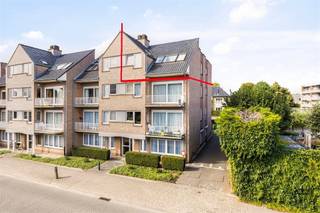 <p><span>Appartement spacieux et lumineux au centre de Kortenberg</span></p><p><span> </span></p><p><span>Ce spacieux appartement de 2 chambres est situé au centre de Kortenberg, à proximité de nombreux commerces, restaurants et transports en commun, avec la gare accessible à pied. Bon accès à l'E40 et à l'aéroport.</span></p><p><span>L'appartement a été entièrement rénové il y a quelques années, avec notamment une nouvelle cuisine et une nouvelle salle de bains.</span></p><p><span>Il se trouve au dernier étage (avec ascenseur) d'un immeuble construit en 1995. </span></p><p><span>La surface habitable est de 93 m².</span></p><p><span> </span></p><p><span>Agencement : hall d'entrée, WC séparé, salon lumineux, nouvelle cuisine entièrement équipée, débarras avec branchements pour lave-linge et sèche-linge, 2 chambres de 13,4 m² et 14,1 m². L'appartement dispose également d'un garage privatif avec porte électrique, ainsi que d'un espace extérieur commun, d'un local à vélos et d'un petit jardin.</span></p><p><span> </span></p><p><span> </span></p><p><span>Vous souhaitez visiter ? Envoyez-nous d'abord la fiche d'information dûment remplie, que vous trouverez dans la rubrique « Documents ».</span></p><p>Découvrez<span>d'autres annonces sur <span>www.ap-p.be</span></span><span>.</span></p><p><span> </span></p>