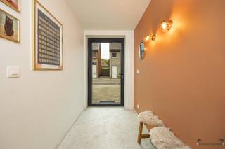 <p><span>In een rustige straat in Hamme bevindt zich deze verrassend ruime en volledig vernieuwde rijwoning. <br />De woning combineert een hedendaagse afwerking met bijzonder sterke energieprestaties en heel wat wooncomfort. Met EPC-label A, zonnepanelen, warmtepomp, vloerverwarming en airconditioning is deze woning helemaal klaar voor de toekomst.<br />Op het gelijkvloers kom je binnen via de inkomhal, waarna de woning zich opent naar een ruime en lichtrijke leefruimte. De combinatie van zachte kleuren, houtaccenten en grote raampartijen zorgt voor een aangename, warme sfeer. Aansluitend bevindt zich de moderne open keuken, voorzien van een ruim kookeiland, veel kastruimte en een mooie afwerking. De grote glaspartij achteraan zorgt niet alleen voor veel natuurlijk licht, maar geeft ook rechtstreeks toegang tot het terras en de tuin.<br />De woning beschikt over vloerverwarming op het volledige gelijkvloers, gevoed door een warmtepomp. Zowel het gelijkvloers als de eerste verdieping zijn bovendien uitgerust met airconditioning. In combinatie met de zonnepanelen en EPC A resulteert dit in een bijzonder energiezuinige woning met een hoog wooncomfort.<br />Op de eerste verdieping bevinden zich twee volwaardige slaapkamers, waaronder een ruime hoofdslaapkamer met aansluitende dressing. Deze laatste kan eventueel ook omgevormd worden naar een extra slaapkamer.De stijlvolle badkamer is uitgerust met zowel een inloopdouche als ligbad en sluit mooi aan bij de moderne uitstraling van de woning.<br />Een absolute extra troef is de volledig afgewerkte zolderverdieping. Dankzij de dakramen, mooie houten balken en verzorgde afwerking is dit een volwaardige extra ruimte die perfect kan dienen als bureau, hobbyruimte, speelkamer of polyvalente kamer.<br />Ook praktisch scoort deze woning sterk, met onder meer een aparte wasruimte, veel bergruimte en een regenwaterput. De woning beschikt bovendien over een betonnen structuur en de elektrische installatie is conform.<br />Buiten geniet je van een mooie, verzorgde en verrassend ruime tuin met terras, gazon, groenaanleg en een gezellig tuinhuis met overdekt gedeelte. Een fijne plek om in alle rust van het buitenleven te genieten..<br />Een instapklare en bijzonder energiezuinige woning waar ruimte, comfort en hedendaagse technieken perfect samenkomen. Zeker een bezoek waard!<br />Bekijk ook onze visuele tour: <span>https://web-player.walkly.app/VoT9ChdTkk3ayg4RKdVj/5LcFKLIRpxfEv8vdpFLE/ww/public</span></span><span> </span></p>